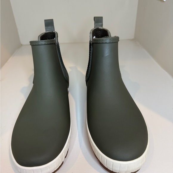 Sperry Shoes - Sperry Women's Sz. 9 Chelsea Boot. Rain boots/ duck boots. Waterproof.
